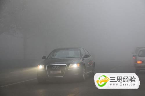 <b>大雾开车怎样正确使用灯光，老司机也不一定知道-大雾怎么开雾灯视频</b>